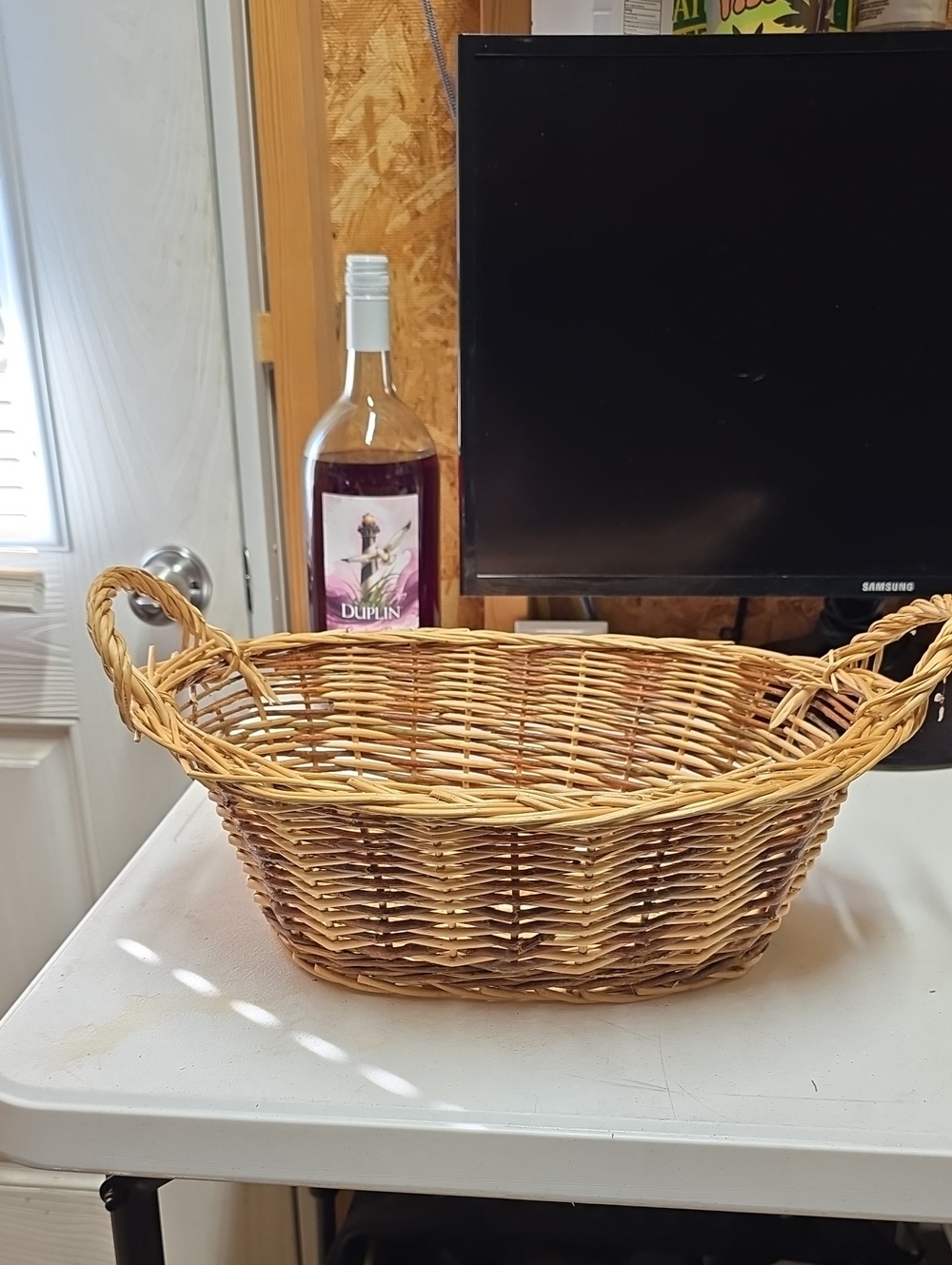 Vtg.Woven Rattan Serving Basket in Natural Brown - (226)